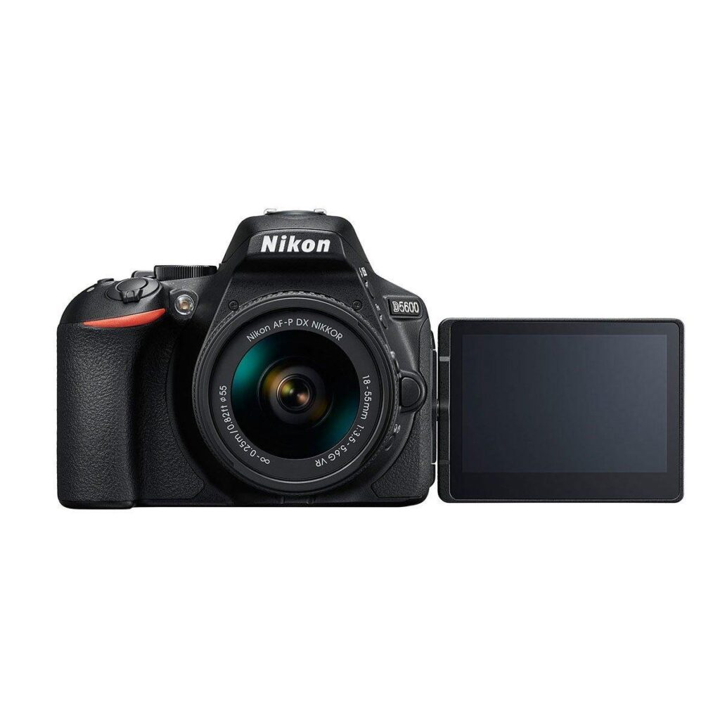 _0002_d5600_afp_18_55_vr_frt Nikon D5600 + AF-P 18-55 VR on kuvattu eteenpäin, ja sen LCD-näyttö on käännetty sivulle, jolloin objektiivi ja säätimet näkyvät.