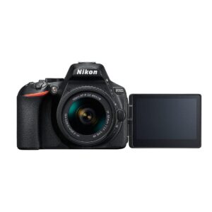 _0002_d5600_afp_18_55_vr_frt Nikon D5600 + AF-P 18-55 VR on kuvattu eteenpäin, ja sen LCD-näyttö on käännetty sivulle, jolloin objektiivi ja säätimet näkyvät.