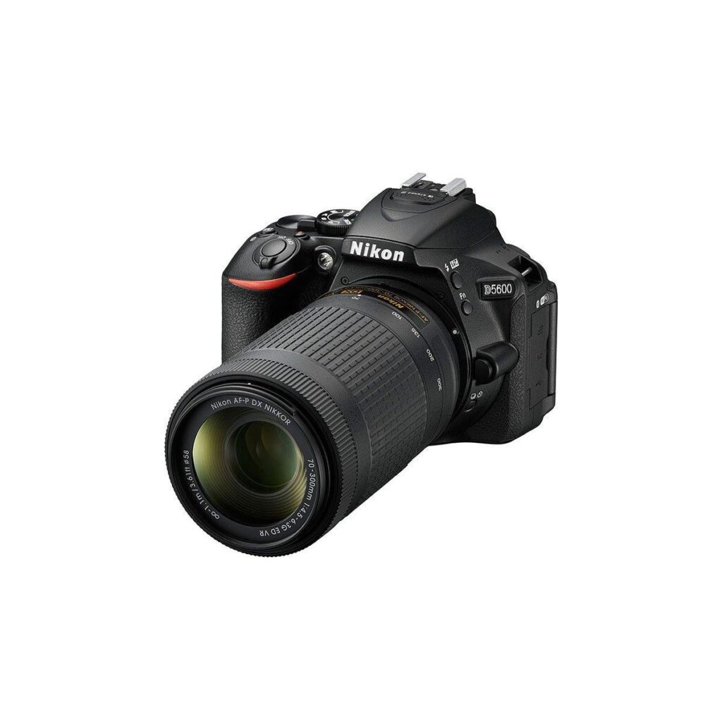 _0000_d5600_doublezoom Nikon D5600 DSLR-kamera, jossa on AF-P 18-55 VR- ja AF-P 70-300 VR -objektiivit, kuvattu mustalla ja hieman vasemmalle suunnattuna valkoisella taustalla.