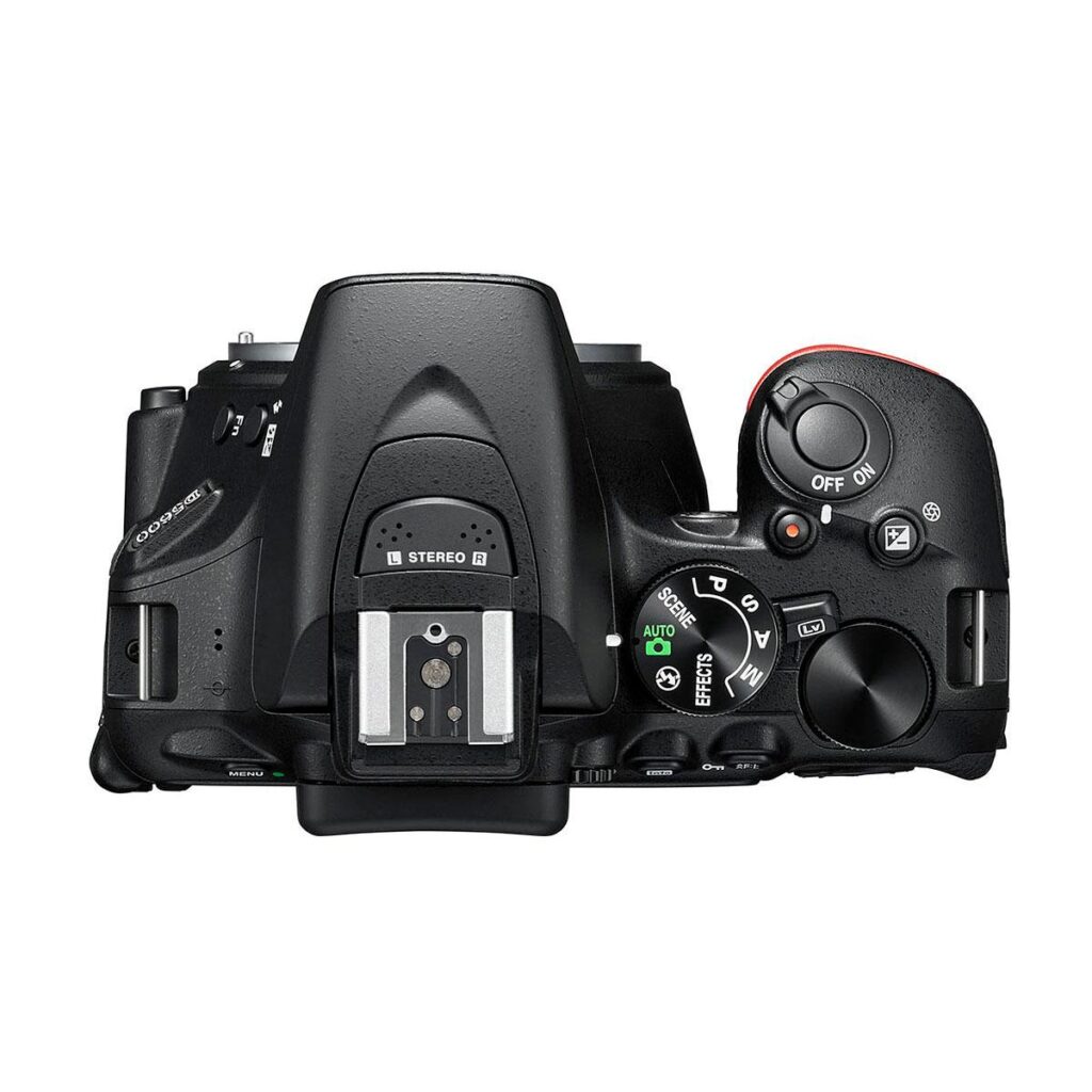 _0003_d5600_front Nikon D5600 runko -mallin yläkuvassa näkyvät säätimet, painikkeet, tilanvalitsin, valotuskengän kiinnitys, virtakytkin ja osa objektiivista.