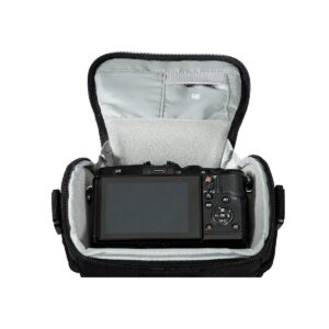 adventura_tlz_20_ii_001 Digitaalikamera, jossa on ulos käännettävä näyttö, on sijoitettu avoimeen Lowepro Adventura TLZ 20 II -koteloon, jossa on pehmustettu harmaa sisäpuoli ja musta ulkopuoli. Kameran näyttö ja ohjauspainikkeet ovat näkyvissä.