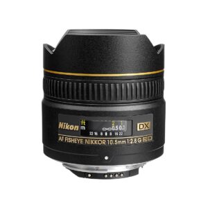af-s_dx_nikkor_10_5_f2_8_if-ed_0001 Nikon AF-S DX Nikkor Fisheye 10.5mm f/2.8G IF-ED -objektiivi seisoo pystyasennossa valkoisella taustalla, ja sen kultainen merkintä, tarkennusrengas ja etäisyysasteikko korostuvat.