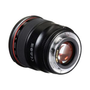 Canon_EF_24mm_f_1_4L_II_USM_005 Lähikuva Canon EF 24mm f/1.4 L II USM -objektiivista korostaa sen punaista rengasta, takimmaista metallikiinnikettä, lasielementtejä ja sivussa olevaa "MADE IN JAPAN" -tekstiä.