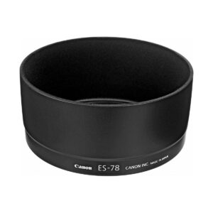 Canon_EF_50mm_f_1_2L_USM_003 Canon EF 50mm f/1.2 USM -objektiiville suunnitellussa mustassa, sylinterimäisessä linssinsuojuksessa on valkoinen tuotemerkki ja malliteksti, matta sisäpinta ja se näkyy valkoista taustaa vasten.