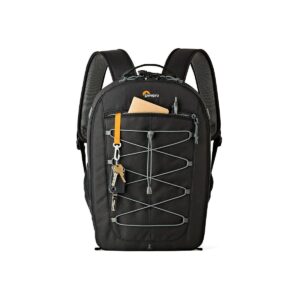 Lowepro_Classic_Photo_BP_300_AW_002 Lowepro Photo Classic BP 300 AW - Musta on musta reppu, jossa on etupuolella nippuside, vetoketjulliset taskut ja verkkohihnat. Etutaskussa on avaimet ja pieni muistikirja. Kuvattu valkoista taustaa vasten.