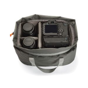 Lowepro_Dryzone_Df-40L_001 Ylhäältä alaspäin katsottuna Lowepro DryZone DF-40L on harmaa kameralaukku, johon mahtuu Canon DSLR-kamera ja kolme objektiivia, jotka on järjestetty pehmustettuihin lokeroihin.