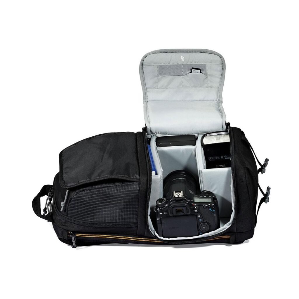Lowepro_Fastpack_150_AW_0001 Musta Lowepro Fastpack 150 AW II -reppu, joka näkyy avattuna, paljastaa järjestetyt lokerot, joissa on digitaalikamera ja objektiivi, ylimääräisiä kameratarvikkeita sekä kannen sisällä olevat säilytystaskut.