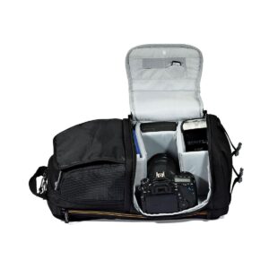 Lowepro_Fastpack_150_AW_0001 Musta Lowepro Fastpack 150 AW II -reppu, joka näkyy avattuna, paljastaa järjestetyt lokerot, joissa on digitaalikamera ja objektiivi, ylimääräisiä kameratarvikkeita sekä kannen sisällä olevat säilytystaskut.