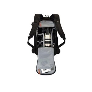 lowepro_flipside_300_001 Lowepro Flipside 300 -reppu on auki, ja siinä on järjestettyjä harmaita lokeroita, joissa on oransseja korostuksia ja joissa on kameroita ja objektiiveja. Etuläppätaskussa on näkyvissä vihkonen.