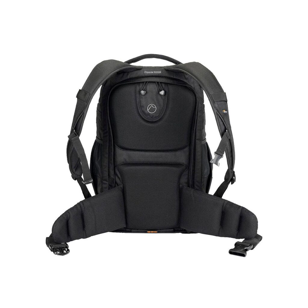 lowepro_flipside_500_aw_001 Lowepro Flipside 500 AW -laukussa, joka on kuvattu takaa valkoista taustaa vasten, on pehmustetut olkahihnat, pehmustettu selkäpaneeli mukavuuden lisäämiseksi ja leveä vyötärövyö, jossa on solki, joka antaa lisätukea.