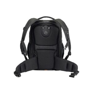 lowepro_flipside_500_aw_001 Lowepro Flipside 500 AW -laukussa, joka on kuvattu takaa valkoista taustaa vasten, on pehmustetut olkahihnat, pehmustettu selkäpaneeli mukavuuden lisäämiseksi ja leveä vyötärövyö, jossa on solki, joka antaa lisätukea.