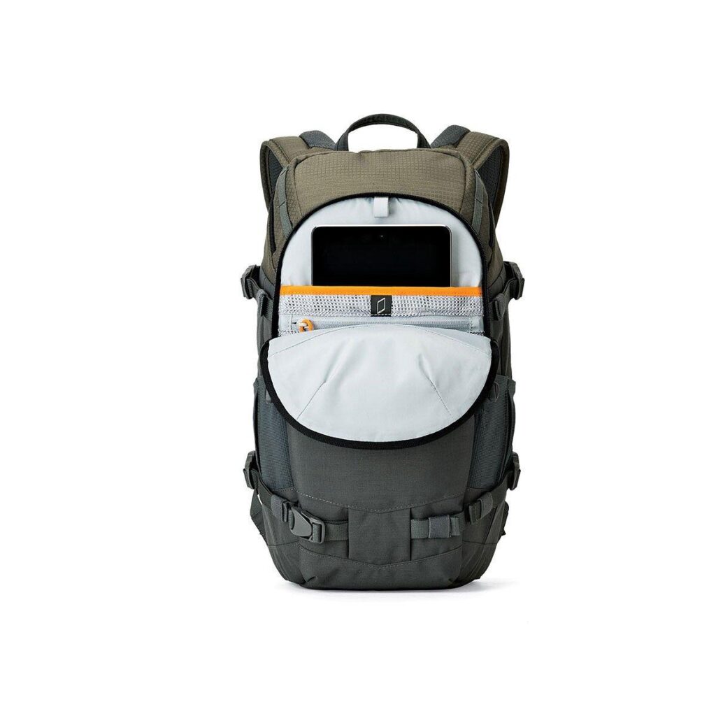 Lowepro_Flipside_Trek_250_001 Lowepro Flipside Trek 250 -kamerareppu, tummanharmaa reppu, jossa on useita lokeroita, näkyy etutaskun vetoketjun avaamisen jälkeen, jolloin paljastuu järjestäytynyt sisustus, jossa on tablettiteline, verkkotasku ja oranssit vetoketju-aksentit valkoista taustaa vasten.