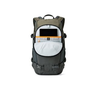 Lowepro_Flipside_Trek_250_001 Lowepro Flipside Trek 250 -kamerareppu, tummanharmaa reppu, jossa on useita lokeroita, näkyy etutaskun vetoketjun avaamisen jälkeen, jolloin paljastuu järjestäytynyt sisustus, jossa on tablettiteline, verkkotasku ja oranssit vetoketju-aksentit valkoista taustaa vasten.