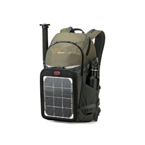 Lowepro_Flipside_Trek_350_001 Lowepro Flipside Trek 350 -kamerareppu on esitetty valkoisella pohjalla, ja siinä on harmaa ja vihreä kuvio, jossa on musta aurinkopaneeli etutaskussa, sivuun kiinnitetty kolmijalka ja metallinen vesipullo sivutaskussa.