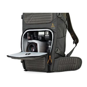 Lowepro_Flipside_Trek_350_001 Harmaassa kuvassa näkyvän Lowepro Flipside Trek 350 -kamerareppu on etuläppä auki, ja siinä on DSLR-kamera, kaksi objektiivia, lisälokeroita lisävarusteille, pehmustetut hihnat ja verkkotaskut.