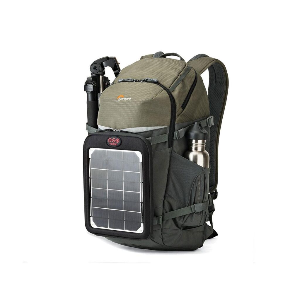 Lowepro_Flipside_Trek_450_001 Vihreä ja harmaa Lowepro Flipside Trek 450 -kamerareppu, jossa on ruostumattomasta teräksestä valmistettu vesipullo yhdessä sivutaskussa, taitettu kolmijalka toisessa ja aurinkopaneeli kiinnitettynä etupuolelle.