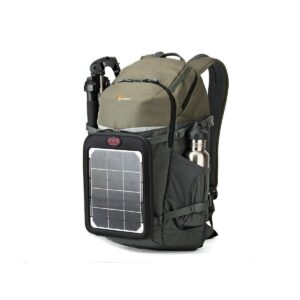 Lowepro_Flipside_Trek_450_001 Vihreä ja harmaa Lowepro Flipside Trek 450 -kamerareppu, jossa on ruostumattomasta teräksestä valmistettu vesipullo yhdessä sivutaskussa, taitettu kolmijalka toisessa ja aurinkopaneeli kiinnitettynä etupuolelle.