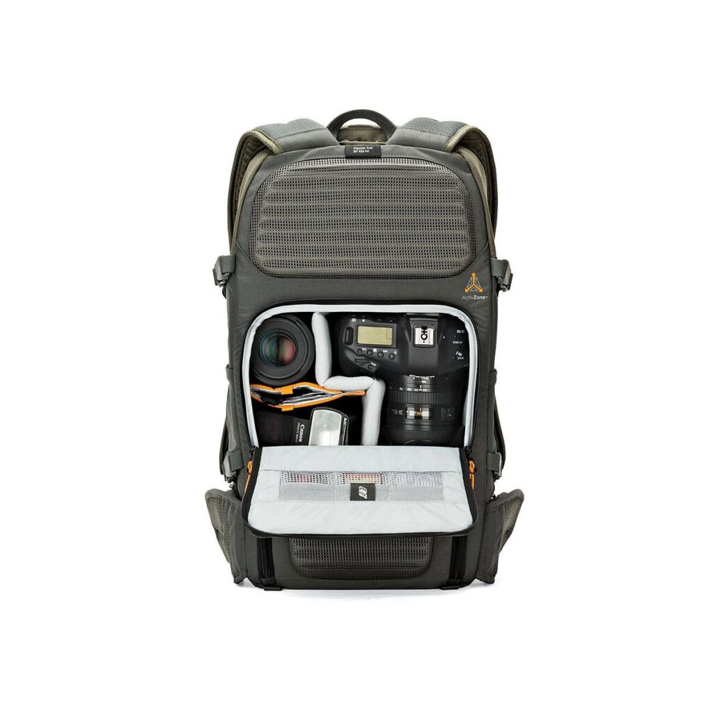 Lowepro_Flipside_Trek_450_001 Lowepro Flipside Trek 450 -kamerareppu, jonka harmaa etuläppä on avattu, paljastaa siististi järjestetyt lokerot kameran rungolle, objektiiveille ja lisävarusteille valkoista taustaa vasten.