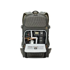Lowepro_Flipside_Trek_450_001 Lowepro Flipside Trek 450 -kamerareppu, jonka harmaa etuläppä on avattu, paljastaa siististi järjestetyt lokerot kameran rungolle, objektiiveille ja lisävarusteille valkoista taustaa vasten.