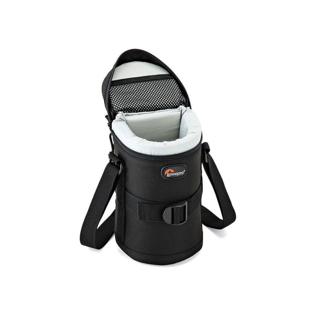 Lowepro_Lens_Case_9x16_003 Lowepro Lens Case 9 x 16cm on musta, sylinterimäinen kotelo, jossa on olkahihna, avoin pehmustettu kansi, jossa on verkkotasku ja valkoinen sisävuori.