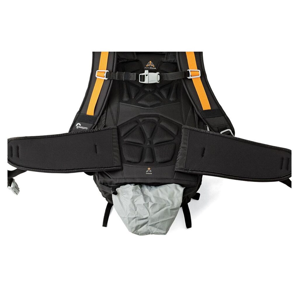 Lowepro_Photo_Sport_BP_200_AW_II_001 Lähikuva Lowepro Photo Sport BP 200 AW II MUSTAn pehmustetusta selkäpaneelista ja lantiovyöstä, jossa näkyy oranssit hihnat ja vaaleanharmaa sadesuoja, joka on osittain työnnetty niiden alle.