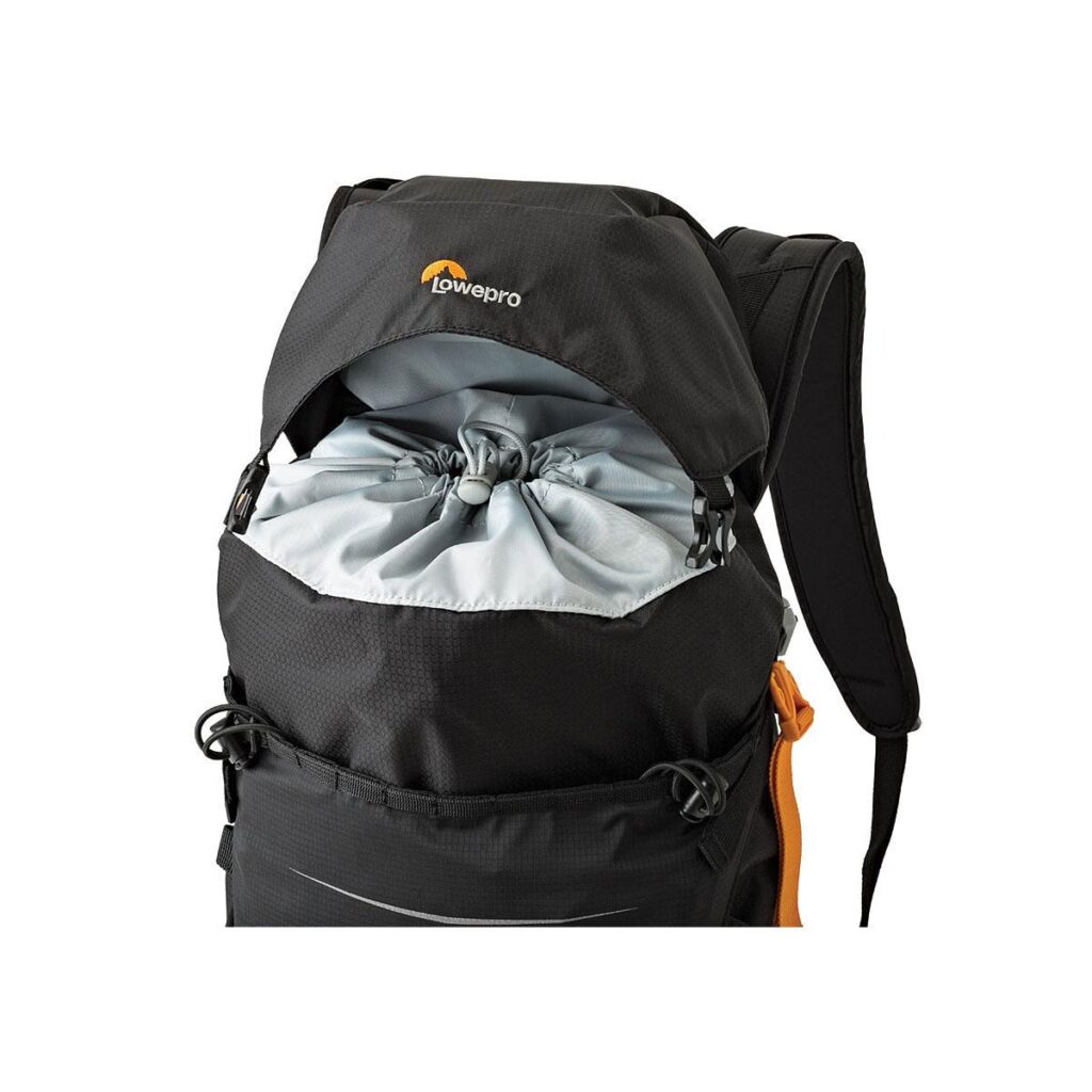 Lowepro_Photo_Sport_BP_200_AW_II_001 Lowepro Photo Sport BP 200 AW II MUSTA -reppu, jossa on avoin kansi, jonka sisällä on vaaleanharmaa kiristysnauha. Osa olkahihnasta ja oranssi korostus näkyvät valkoista taustaa vasten.