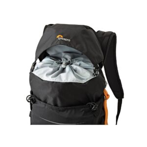 Lowepro_Photo_Sport_BP_200_AW_II_001 Lowepro Photo Sport BP 200 AW II MUSTA -reppu, jossa on avoin kansi, jonka sisällä on vaaleanharmaa kiristysnauha. Osa olkahihnasta ja oranssi korostus näkyvät valkoista taustaa vasten.
