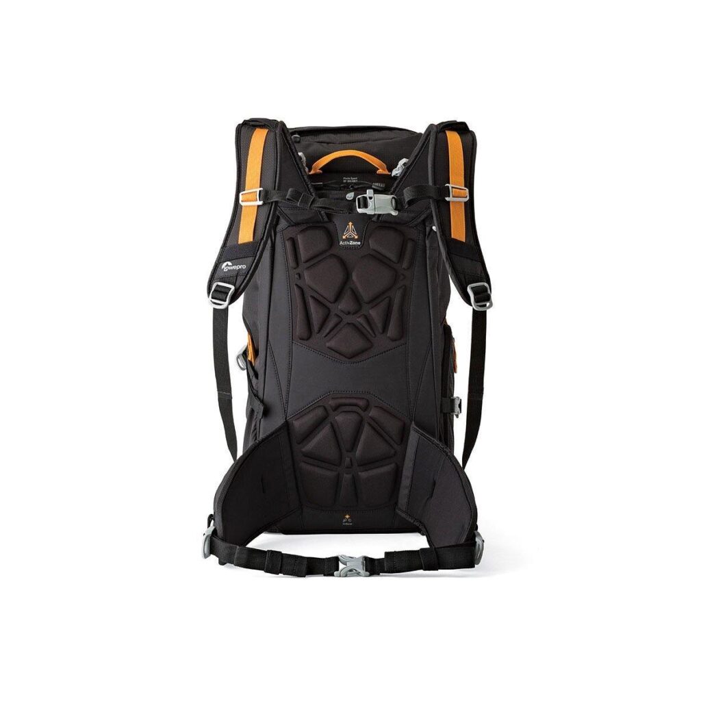 Lowepro_Photo_Sport_BP_300_AW_II_001 Mustan ja oranssin värinen Lowepro Photo Sport BP 300 AW II MUSTA -reppu on kuvattu selästä katsottuna pystyasennossa, ja siinä on pehmustetut olkahihnat, geometrinen pehmustettu selkäpaneeli ja lantiovyö, jossa on solki.