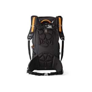 Lowepro_Photo_Sport_BP_300_AW_II_001 Mustan ja oranssin värinen Lowepro Photo Sport BP 300 AW II MUSTA -reppu on kuvattu selästä katsottuna pystyasennossa, ja siinä on pehmustetut olkahihnat, geometrinen pehmustettu selkäpaneeli ja lantiovyö, jossa on solki.