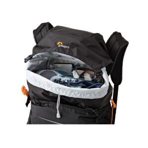 Lowepro_Photo_Sport_BP_300_AW_II_001 Lowepro Photo Sport BP 300 AW II MUSTA -reppu näytetään avattuna, ja sen sisältä paljastuvat lenkkarit, silmälasit ja kannettava tietokone tai tabletti. Siinä on pehmustetut olkahihnat ja oranssit korostukset.