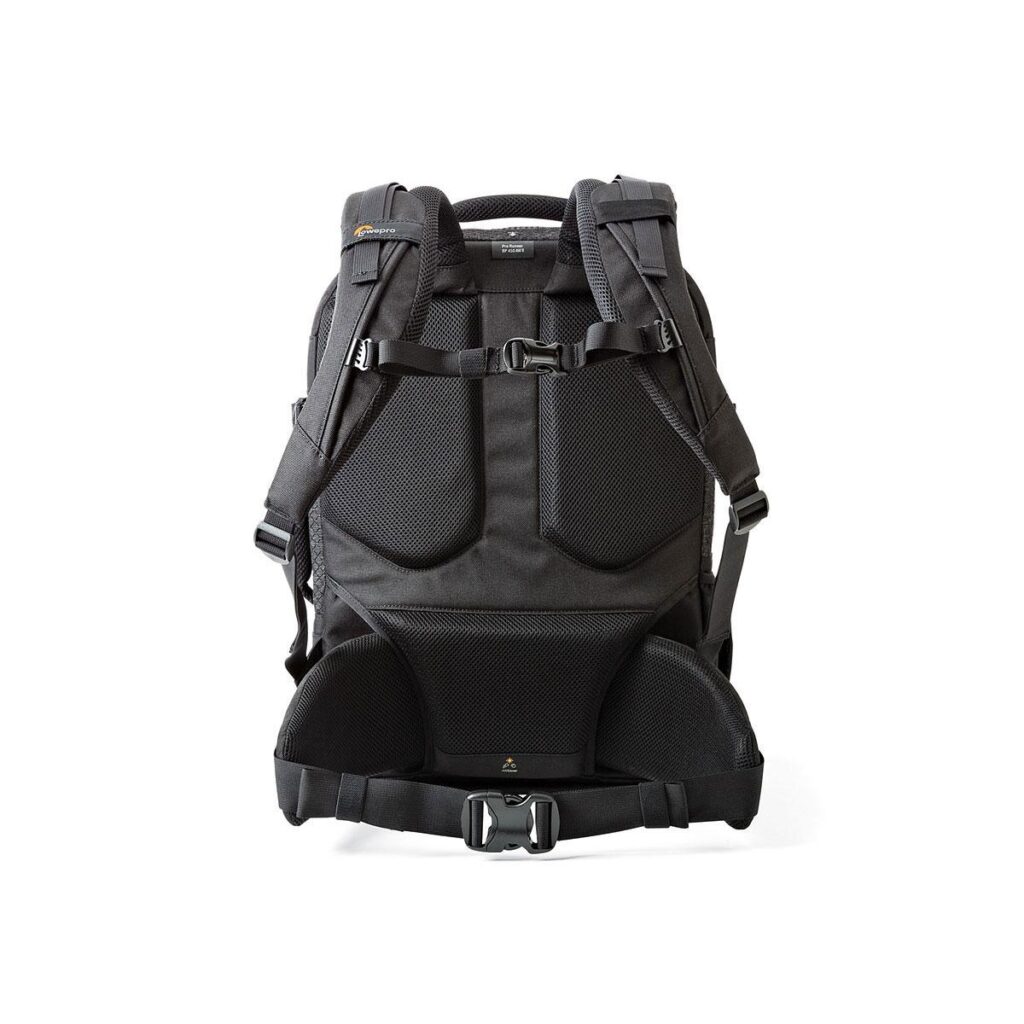 Lowepro Pro Runner BP 450 AW II on kuvattu selästä valkoisella pohjalla, ja siinä on pehmustetut olkahihnat, verkkomainen tuuletuspehmuste, rintahihna ja säädettävä lantiovyö.