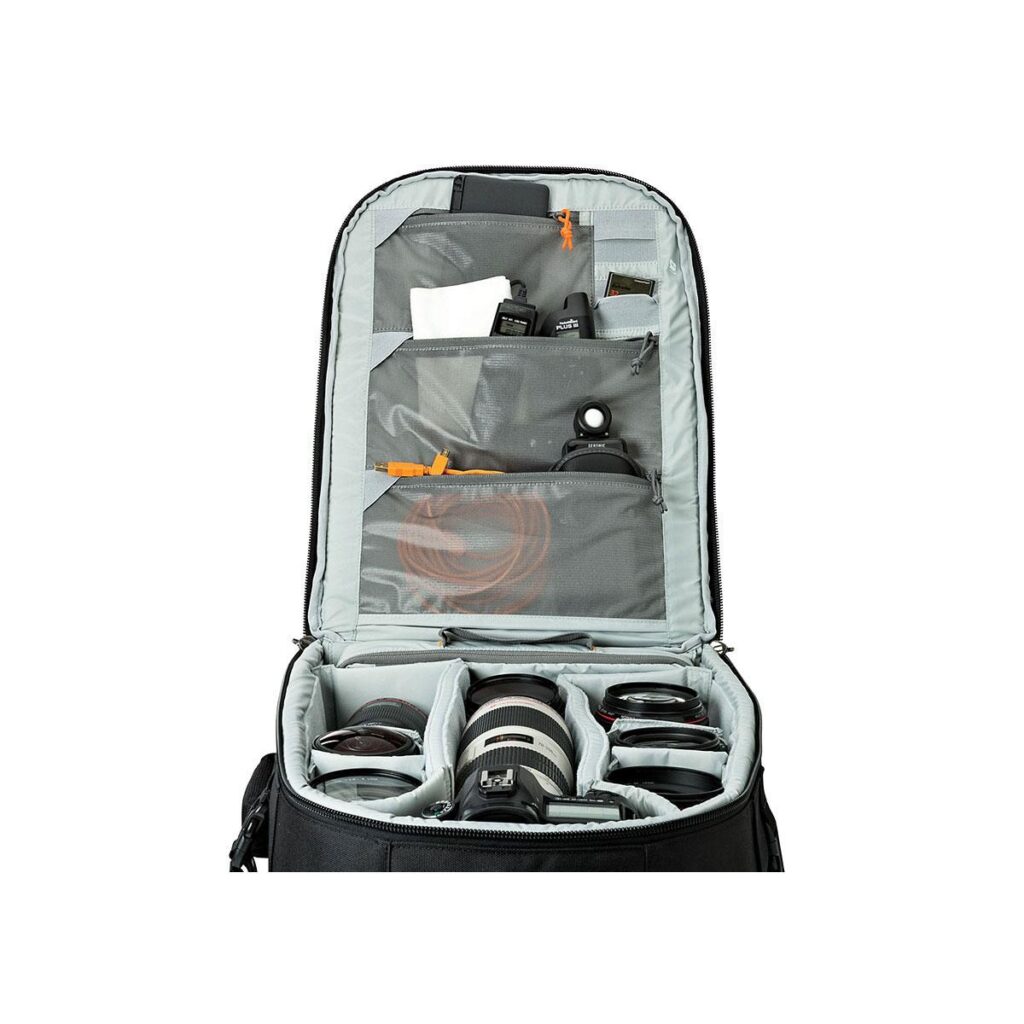 Lowepro Pro Runner BP 450 AW II -reppu esittelee kameran objektiivit ja tarvikkeet siististi järjestettyinä pehmustetuissa lokeroissa, joissa on ylimääräisiä kansitaskuja pienemmille tavaroille.