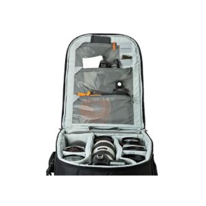 Lowepro Pro Runner BP 450 AW II -reppu esittelee kameran objektiivit ja tarvikkeet siististi järjestettyinä pehmustetuissa lokeroissa, joissa on ylimääräisiä kansitaskuja pienemmille tavaroille.