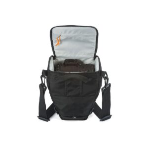 Lowepro Toploader Zoom 50 AW II on musta kameralaukku, jossa on vaaleanharmaa sisävuori, ja se on avattu niin, että sen sisältä paljastuu kamera. Laukussa on pääläppä ja siinä on olkahihna helppoa kantamista varten.