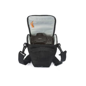 Lowepro Toploader Zoom 45 AW II on musta kameralaukku, jossa on olkahihna, vaaleanharmaa sisävuori ja oranssi vetoketjun vetoketjun vetoketju kannessa. Kansi aukeaa ja näyttää sisällä säilytettävän Nikon-kameran.