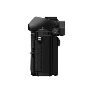OM-D_E-M10_Mark_II_musta_14-150 Olympus OM-D E-M10 mark II Musta + M.Zuiko 14-150 Musta -digitaalikameran sivukuva, jossa on musta kuvioitu kahva, valintakiekot ja painikkeet valkoista taustaa vasten.