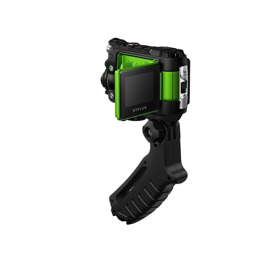 Olympus Tough TG Tracker - vihreä, vihreä ja vihreä digitaalinen kompaktikamera on asennettu mustaan käsikahvaan, jonka näyttö on käännetty sivulle valkoista taustaa vasten.