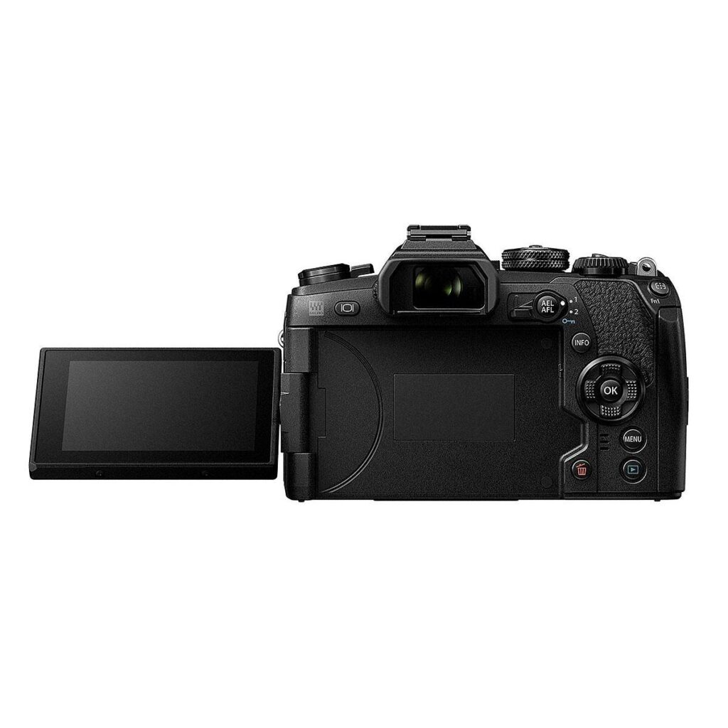 olympus_om-d_e-m1_mark_ii_0001 Olympus OM-D E-M1 Mark II -kameran takanäkymä, jossa sen monikulmainen LCD-näyttö on käännetty vasemmalle ja ohjauspainikkeet ja valitsimet näkyvät kameran takaosan oikealla puolella.