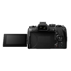 olympus_om-d_e-m1_mark_ii_0001 Olympus OM-D E-M1 Mark II -kameran takanäkymä, jossa sen monikulmainen LCD-näyttö on käännetty vasemmalle ja ohjauspainikkeet ja valitsimet näkyvät kameran takaosan oikealla puolella.