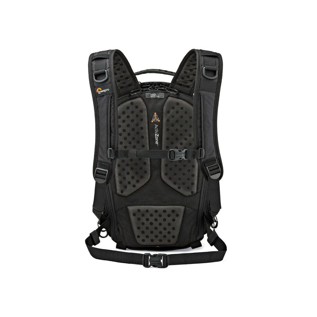 Protactic_BP_250_AW_001 Lowepro Protactic BP 250 AW -reppu mustana näkyy selkäpuolelta, ja siinä on pehmustettu tuulettuva selkäpaneeli, pehmustetut olkahihnat, kaksi säädettävää rinta- ja vyötäröhihnaa sekä merkkilogot ylä- ja keskiosassa.