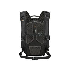 Protactic_BP_250_AW_001 Lowepro Protactic BP 250 AW -reppu mustana näkyy selkäpuolelta, ja siinä on pehmustettu tuulettuva selkäpaneeli, pehmustetut olkahihnat, kaksi säädettävää rinta- ja vyötäröhihnaa sekä merkkilogot ylä- ja keskiosassa.