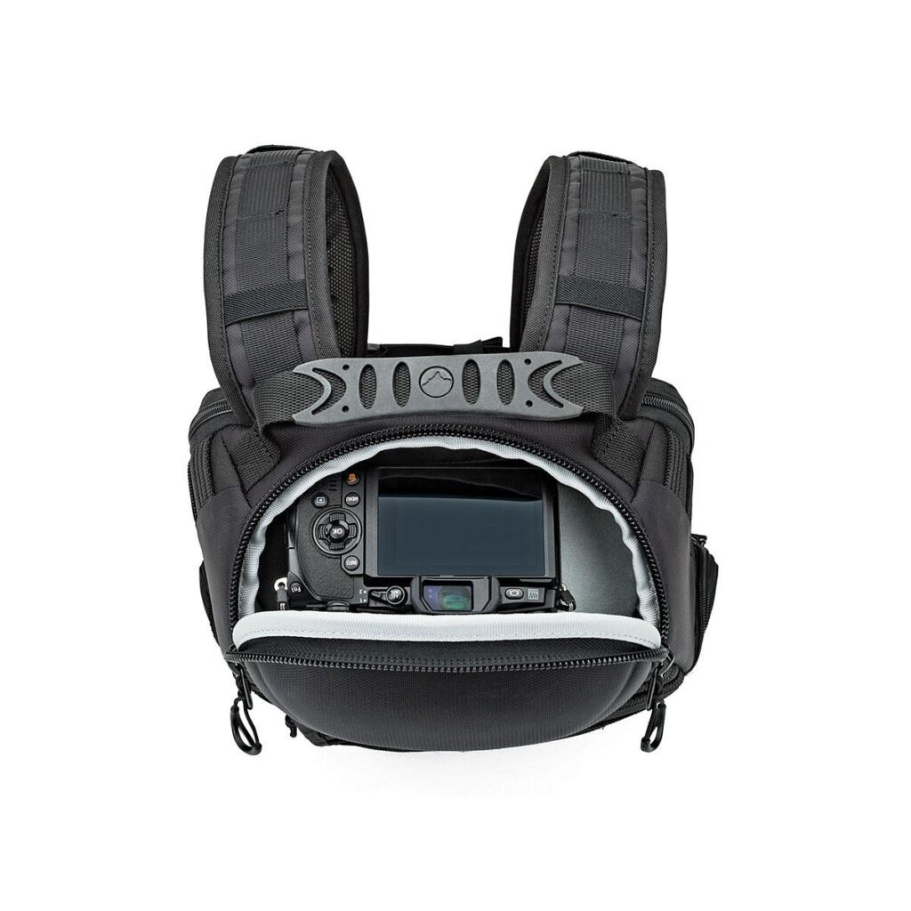 Protactic_BP_250_AW_001 Lowepro Protactic BP 250 AW, musta, pehmustetuilla hihnoilla varustettu kamerareppu, näkyy avattuna valkoisella pohjalla, ja sen vetoketjullisen päälokeron sisältä paljastuu kamera, jonka näyttö ja painikkeet ovat näkyvissä.