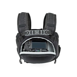 Protactic_BP_250_AW_001 Lowepro Protactic BP 250 AW, musta, pehmustetuilla hihnoilla varustettu kamerareppu, näkyy avattuna valkoisella pohjalla, ja sen vetoketjullisen päälokeron sisältä paljastuu kamera, jonka näyttö ja painikkeet ovat näkyvissä.
