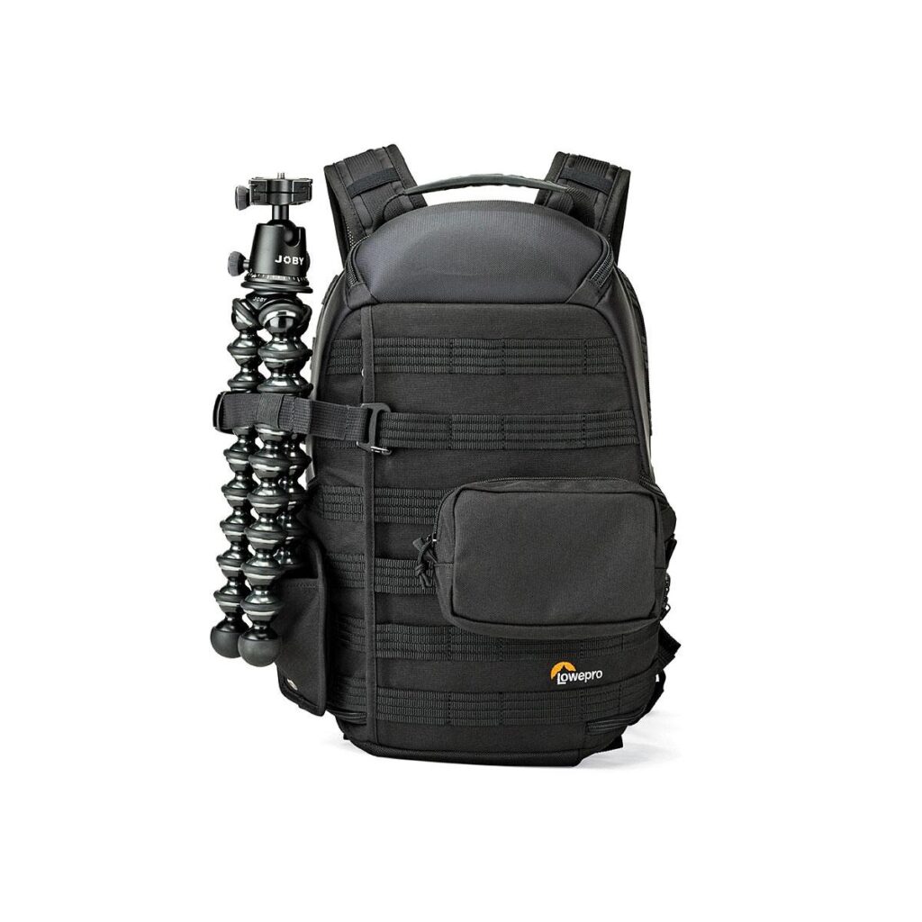 Protactic_BP_250_AW_001 Musta Lowepro Protactic BP 250 AW -kamerareppu, jossa on pehmustetut hihnat ja useita lokeroita, kuvassa Joby Gorillapod -joustava kolmijalka kiinnitettynä reppurepun kylkeen valkoista taustaa vasten.