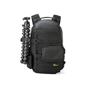 Protactic_BP_250_AW_001 Musta Lowepro Protactic BP 250 AW -kamerareppu, jossa on pehmustetut hihnat ja useita lokeroita, kuvassa Joby Gorillapod -joustava kolmijalka kiinnitettynä reppurepun kylkeen valkoista taustaa vasten.