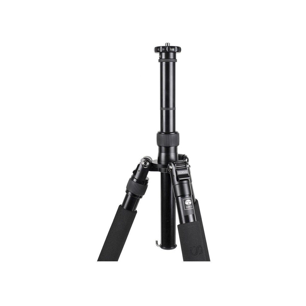 SIRUI-TRIPOD-NM-series_001 Sirui N-3004X, musta kamerajalusta, jossa on säädettävät jalat ja pidennetty keskipylväs, on esillä valkoista taustaa vasten.
