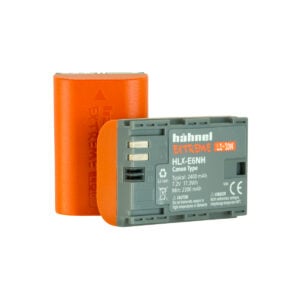 Kuvassa on kaksi Hähnel Extreme HLX-E6NH 2400mAh (Canon LP-E6NH) -akkua - toisessa näkyy oranssi takaosa ja toisessa harmaa etiketti, jossa on muun muassa 7,2 V ja 2400mAh.