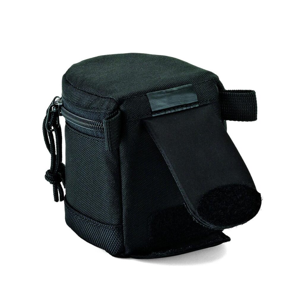 lowepro_lens_case_7x8_001 Lowepro Lens Case 7 x 8cm on kompakti musta pehmustettu pussi, jossa on vetoketjullinen sivutasku ja tarrakiinnitteinen läppä, joka on kuvassa pystyssä valkoista taustaa vasten.