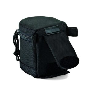 lowepro_lens_case_7x8_001 Lowepro Lens Case 7 x 8cm on kompakti musta pehmustettu pussi, jossa on vetoketjullinen sivutasku ja tarrakiinnitteinen läppä, joka on kuvassa pystyssä valkoista taustaa vasten.