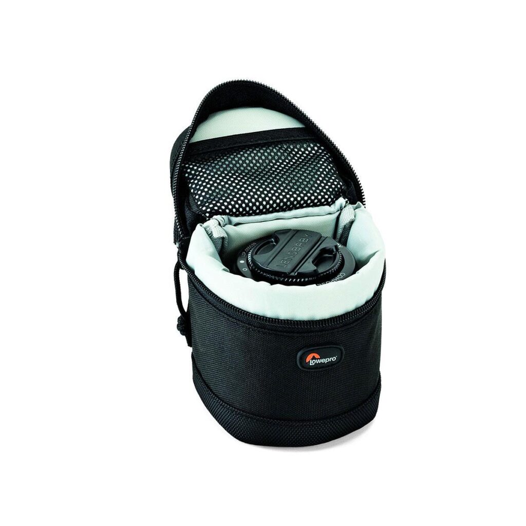 lowepro_lens_case_7x8_001 Avattu musta Lowepro Lens Case 7 x 8cm paljastaa kameran objektiivin ja sen suojuksen sisältä. Kotelossa on vetoketjullinen aukko ja verkkotasku kannen sisäpuolella.